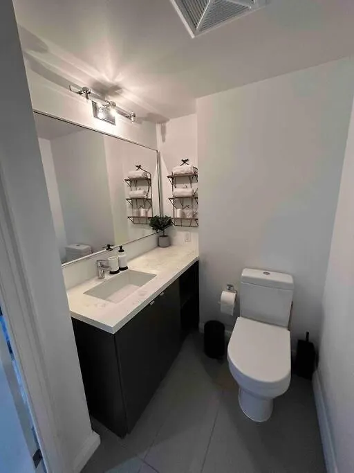 Entire Condo Downtown Toronto + Gym - Yorkville
